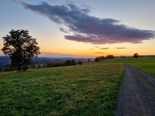 Abendhimmel im Herbst, Blick in den Harz bei Sankt Andreasberg im Oberharz Richtung Sankt...