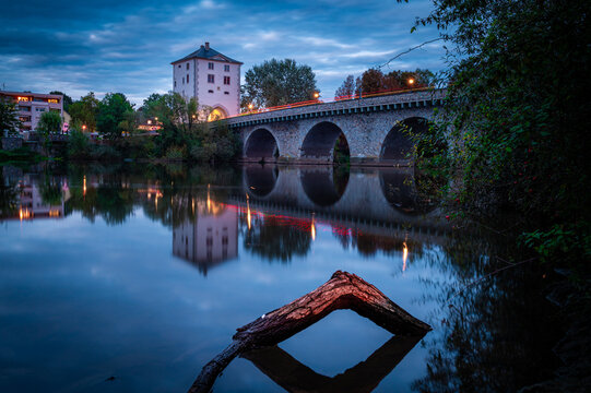 Alte Lahnbr&uuml;cke mit Turm in Limburg