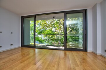 Obraz premium Empty Room Interior in A Luxury House 