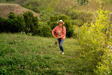 Mujer del campo agricultura posando con cosechando eje cafetero colombia horizontal plano general