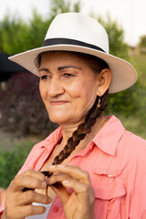 Mujer campesina agricultura cosechando tomate cherry silvestre eje cafetero colombia