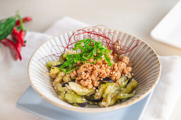 鶏そぼろをのせた茄子の浅漬け