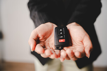 A car broker holds the car keys and prepares to deliver the car to the owner and enter into a sales contract.