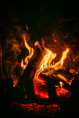 płomienie ognia w ognisku lub w kominku na ciemnym tle © Henryk Niestrój