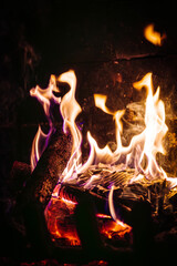 czerwone i żółte płomienie w ognisku lub w kominku naturalnym © Henryk Niestrój