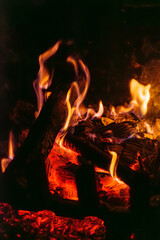 czerwone i żółte płomienie w ognisku lub w kominku naturalnym © Henryk Niestrój