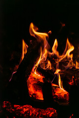 czerwone i żółte płomienie w ognisku lub w kominku naturalnym © Henryk Niestrój