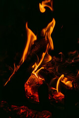 płomienie ognia w ognisku lub w kominku na ciemnym tle © Henryk Niestrój
