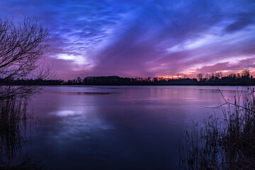 Fototapeta premium Lila Wolken über See
