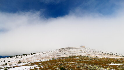 das Wetterkoglerhaus und die Bergkapelle im sich auflösenden Nebel am Hochwechsel!
