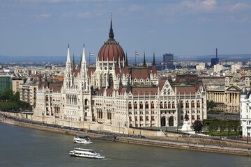 Fototapeta premium Hungarian Parliament on the Danube River, Budapest, Hungary, Europe