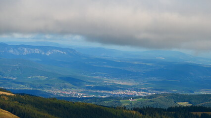 vom Hochwechsel gesehen durch ein Wolkenfenster, weit in das Wiener Becken und auf die Hohe Wand