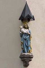 Sculpture of the virgin Mary with the baby Jesus under a canopy at a town house, Nuremberg, Middle Franconia, Bavaria, Germany, Europe © Helmut Meyer zur Capellen/imageBROKER