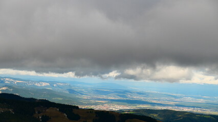 Blick durch das Wolkenfenster auf die Hohe Wand und ins Wiener Becken, am Hochwechsel