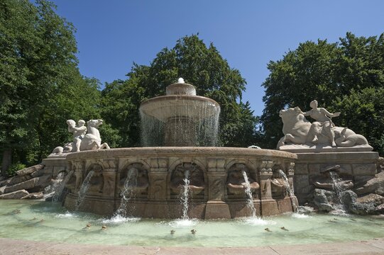 Wittelsbach Fountain built in 1895, Lenbachplatz, Munich, Upper Bavaria, Germany, Europe