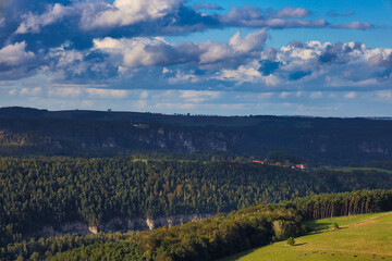 Blick auf bewaldete Sandsteinfelsen und dichte W&auml;lder im Nationalpark S&auml;chsische Schweiz bei Abendlicht, K&ouml;nigstein, Landkreis S&auml;chsische Schweiz-Osterzgebirge, Sachsen, Deutschland
