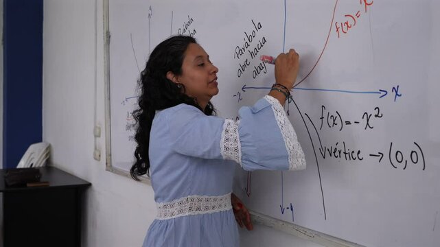 Profe matematicas explicando ecuaciones en un aula de clase de latinoamnerica