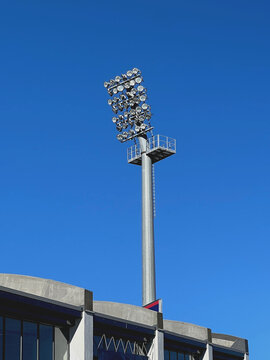 hoher Flutlichtmast an einem Stadion