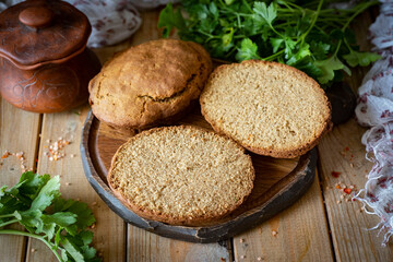 Homemade rye bread on a board. slices of rye bread on a wooden table. delicious homemade bread for lunch. Close-up.