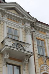 Obraz premium facade of a building with a balcony