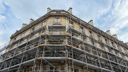 Gros plan sur des échafaudages sur un immeuble à Paris.