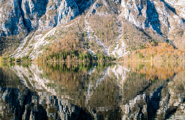 Vue en reflet du lac de Bohinj dans les alpes juliennes en Slovénie