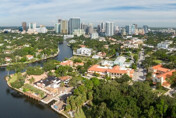 Obraz premium New River canal system and the downtown city skyline of Fort Lauderdale, Florida, United States.