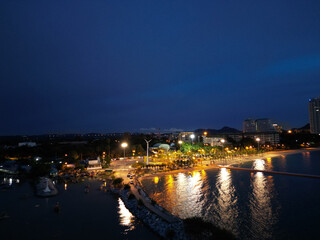 평온한&nbsp;반암퍼&nbsp;해변에&nbsp;쭉뻗은&nbsp;방파제와&nbsp;등대,&nbsp;그리고&nbsp;아름다운&nbsp;푸른&nbsp;석양
