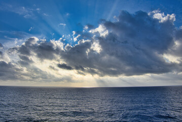 Obraz premium Beautiful cloud formation at the Pacific Ocean just before sunset