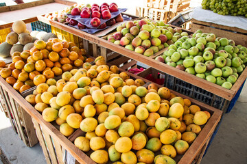 Venta de verduras y fruta fresca en el mercado.