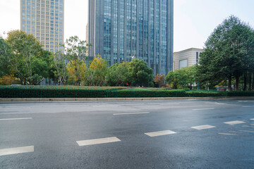 Obraz premium Empty urban road and buildings in the city
