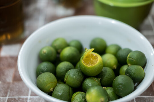 a bowl of songkit oranges / fragrant limes, usually to add fragrance and flavor to soupy foods