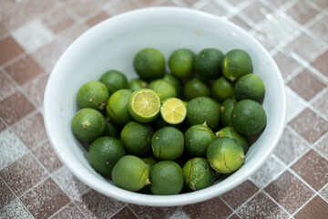 a bowl of songkit oranges / fragrant limes, usually to add fragrance and flavor to soupy foods