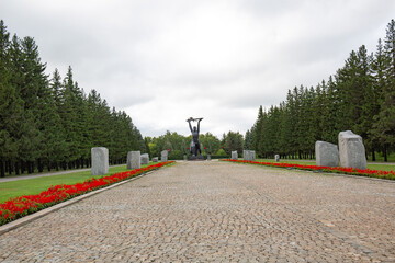 the central alley in the Victory Park of the city of Omsk in summer