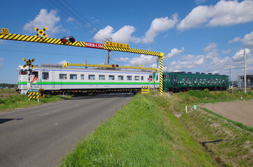 札沼線の列車と踏切