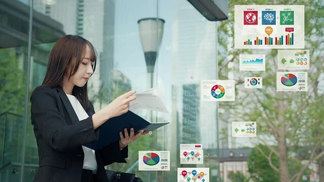 街で書類を見る女性とビジネスデータ