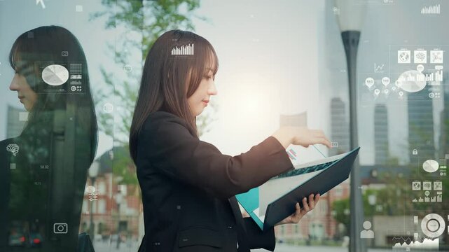 街で書類を見る女性とビジネスデータ