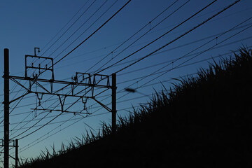 架線の見える土手