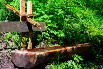 Wasserquelle mit Holzbrunnen