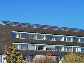 Solaranlage auf dem Dach eines Bürogebäudes 