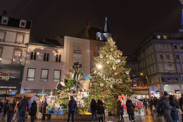Fototapeta premium christmas tree in the city