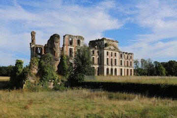 Château de la Ferté-Vidame en ruines dans son parc