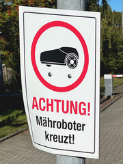 Warnschild Mähroboter kreuzt
