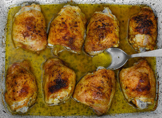 Pyszne apetyczne udka z kurczaka upieczone na obiad, kurczak z złocistą skórką  © Paweł Kacperek