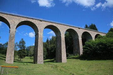 Fototapeta premium Aqueduc et viaduc ferroviaire de la Cellette, dans le Puy-de-dôme en France