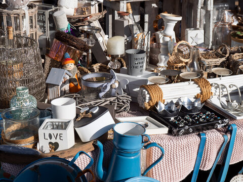 Flohmarkt - Tr&ouml;del - Stand mit Deko