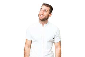 Obraz premium Young handsome blonde man over isolated chroma key background thinking an idea while looking up