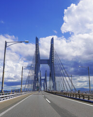 瀬戸大橋で瀬戸内海を渡る　櫃石島橋（香川県坂出市）