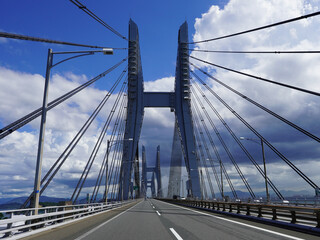 Fototapeta premium 瀬戸大橋で瀬戸内海を渡る 櫃石島橋（香川県坂出市）