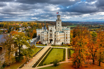 Obraz premium Castle Hluboka nad Vltavou is one of the most beautiful castles in Czech Republic. Castle Hluboka nad Vltavou in autumn with red foliage, Czechia. Colorful autumn view of Hluboka nad Vltavou castle.